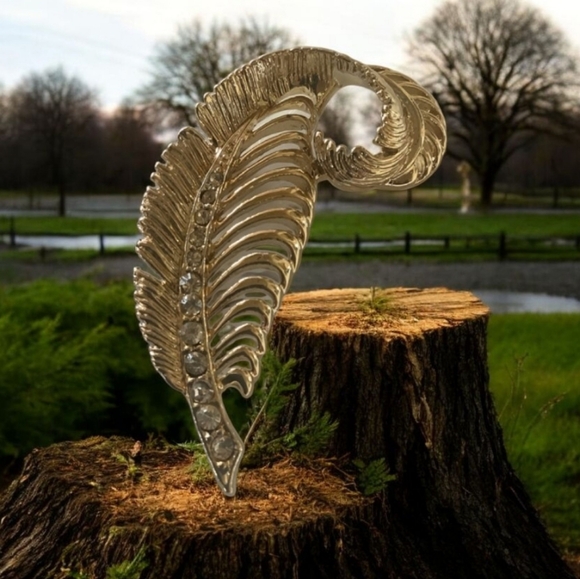 GERRY whimsicle Gold toned Leaf with white sapphires pin in back From 1980's - Picture 4 of 9